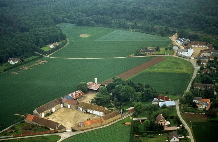 Exploitation agricole et maison vues du ciel  