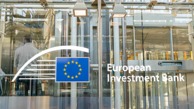 Porte d'entrée du siège de la banque européenne d'investissement.