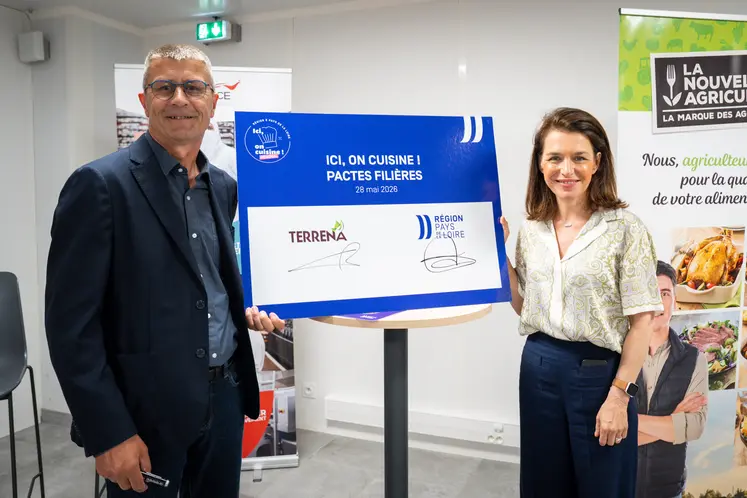 Olivier Chaillou, Président de Terrena et Christelle Morançais, présidente de la région des Pays de la Loire, lors de la signature du partenariat.
