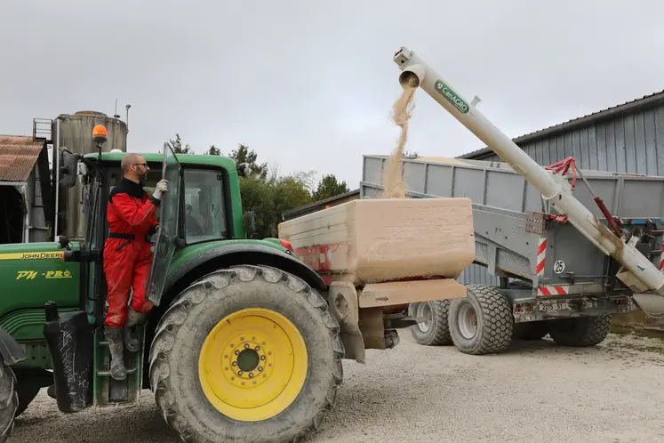 tracteur chargeant de l'engrais pour épandage