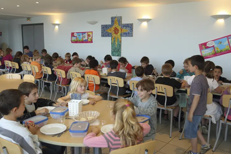 élèves à la cantine