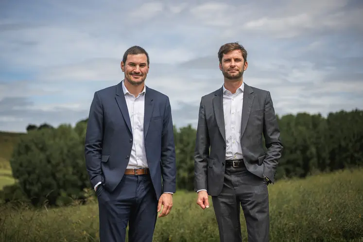 Deux hommes en costume dans un champ