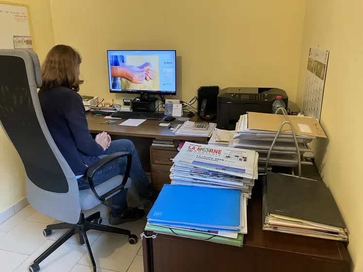 Agricultrice devant son ordinateur 