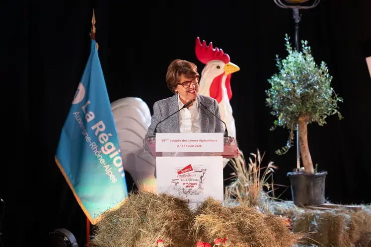 Annie Genevard en tribune devant un coq géant au congrès des Jeunes agriculteurs