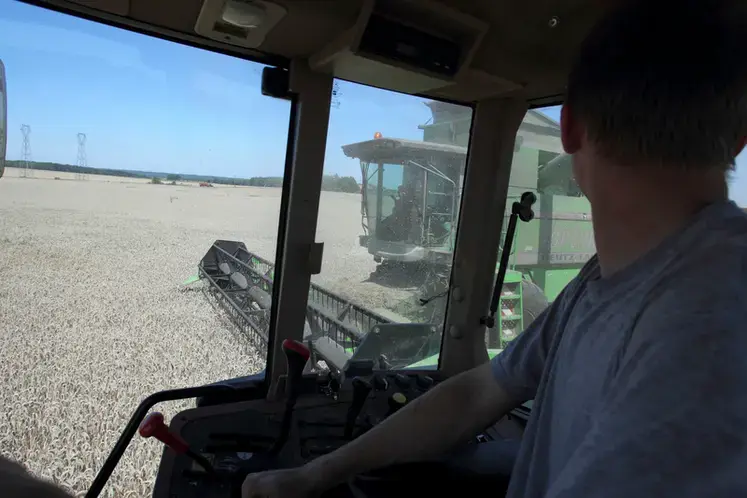  Salarié agricole dans une cabine de tracteur 