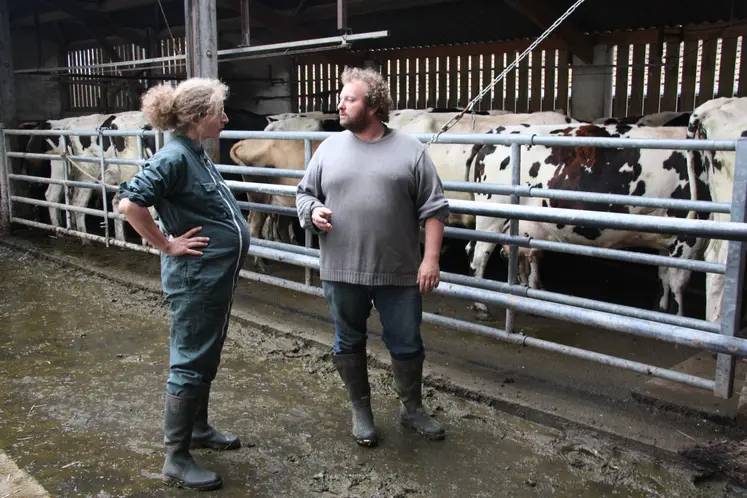 Femme enceinte sur une exploitation agricole en congés de maternité qui nécessite un service de remplacement.