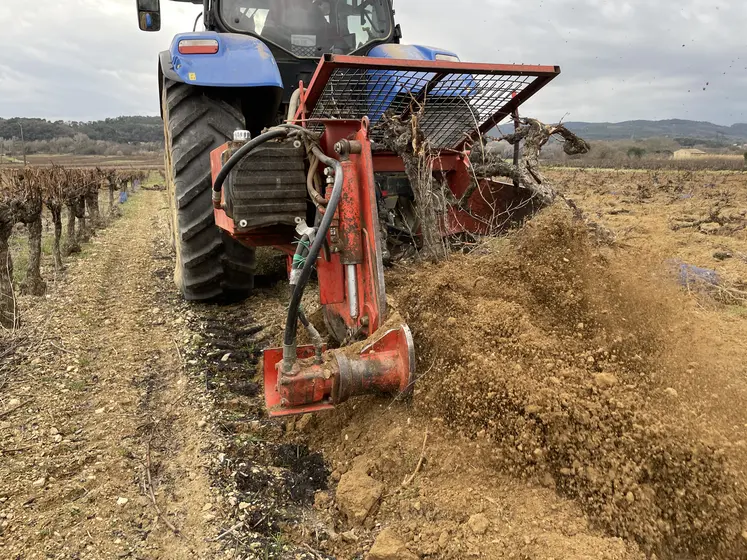 tracteur arrachant des pieds de vigne