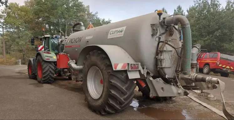 citerne agrciole arrêtée sur une route avec un cmaion de pompiers à côté