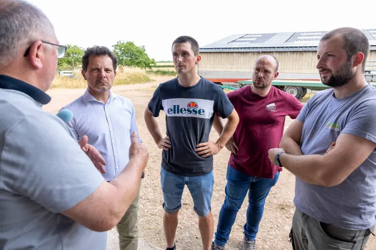 un groupe de cinq hommes discute