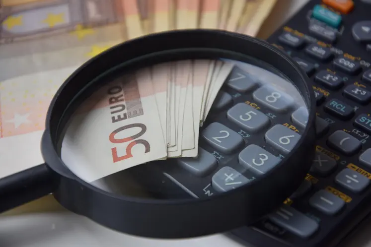 billets de 50 euros avec une loupe et une calculatrice