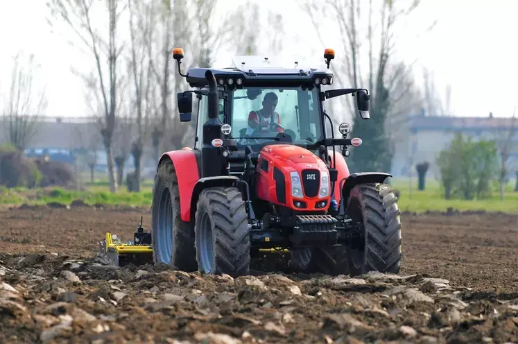 Tracteur Same rouge dans un champ. 