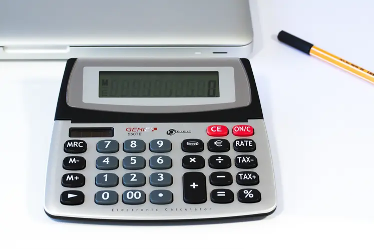 Calculatrice avec un stylo et un ordinateur