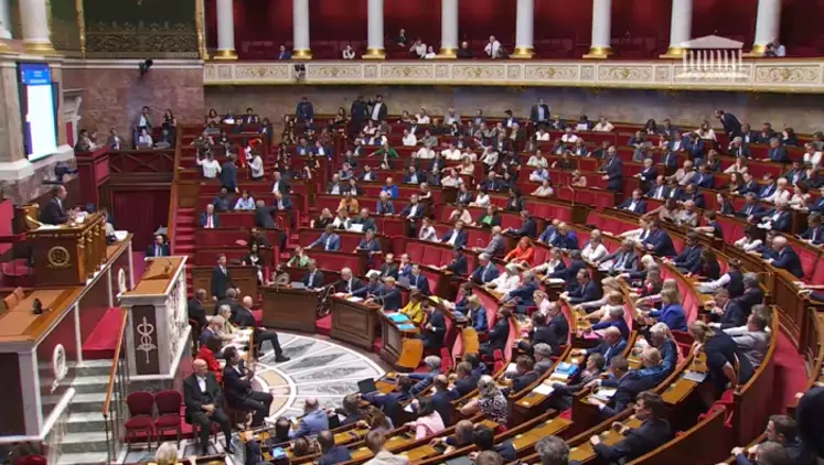 Les députés à l'Assemblée nationale dans la nuit du 20 au 21 juillet votant sur le compromis sur le projet de loi d'urgence agricole. 