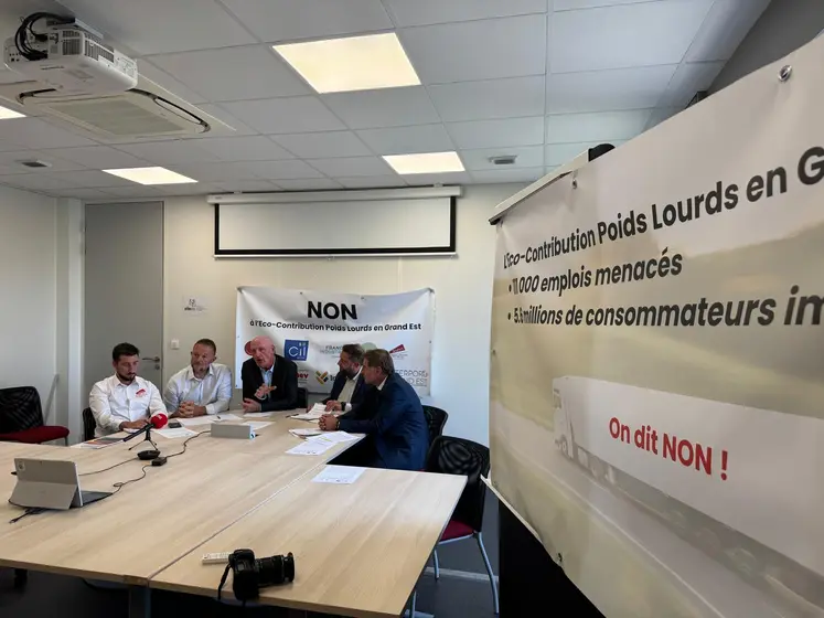 Lors de la conférence de presse du collectif Non à l'écocontribution poids lourds, le 25 août 2026