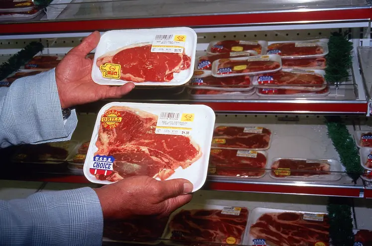 Viande de boeuf en barquettes dans un supermarché américain