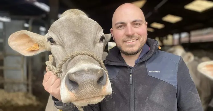 Jean-David Chevallier avec une de ces vaches laitières de race Blonde sur son Gaec en Côte d'Or