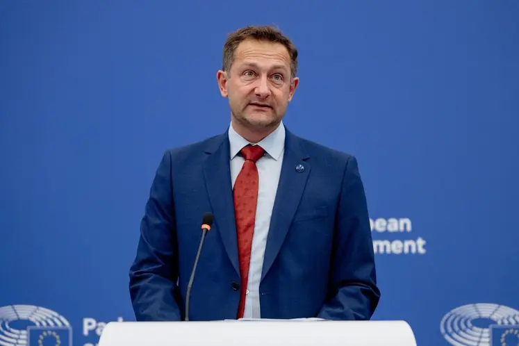 Christophe Hansen, commissaire à l’Agriculture, en octobre 2025 devant la presse