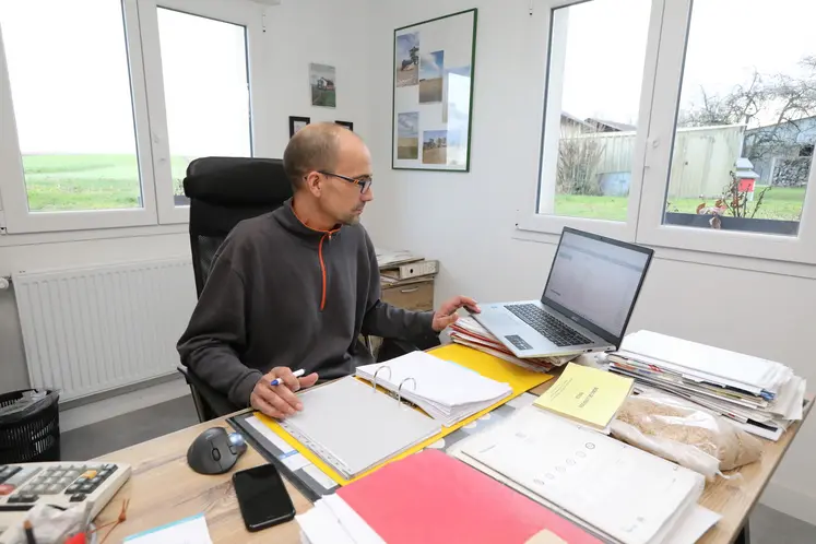 agriculteur devant un ordinateur faisant des tâches administratives.
