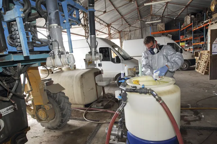 Préparation de la bouillie pour un traitement insecticide de la vigne dans la Marne. 