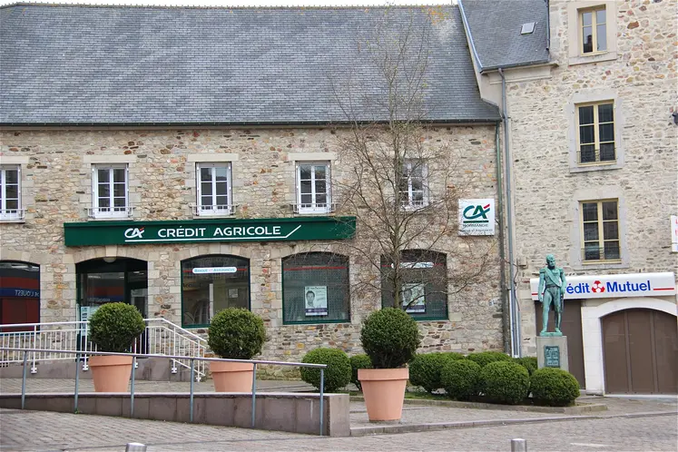 Etablissement du Crédit agricole dans un village. 