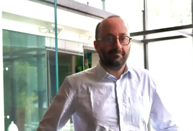 Mathieu Galibert expert-comptable agricole chez EXCO Fiduciaire du sud ouest, du groupement AgirAgri dans son bureau