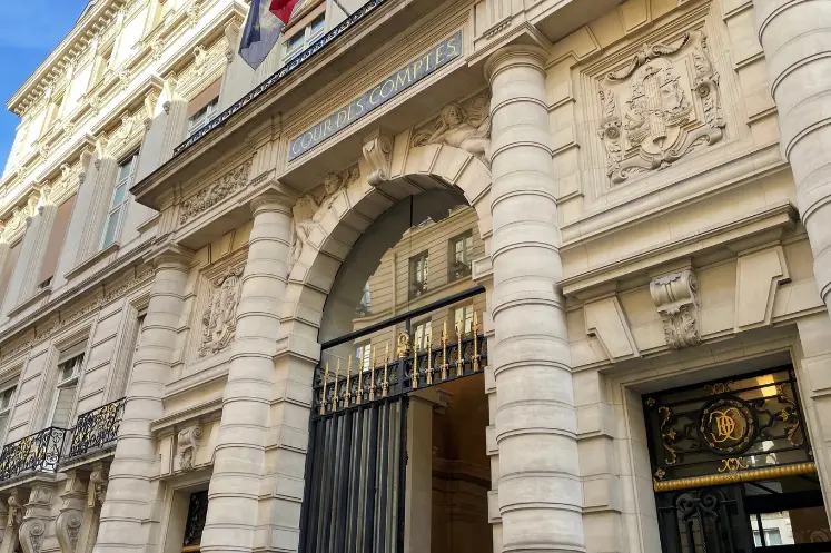 Le portail de la Cour des comptes à Paris. 