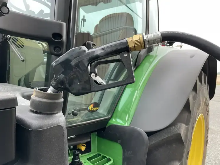 Tracteur faisant le plein de GNR à la pompe.