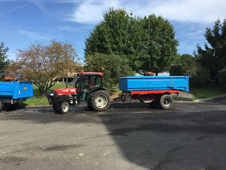 Tracteur avec une benne dans la cour d'une coopérative.