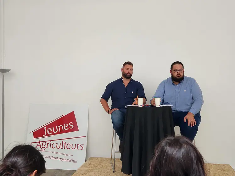 Loïc Scalabrino, secrétaire général des Jeunes agriculteurs et Jocelyn Dubost, président du syndicat lors de la conférence de presse des JA à Paris le 31 août 2026