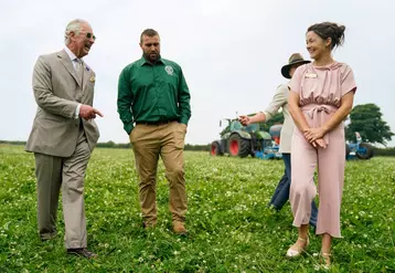 Le roi Charles III avec des agriculteurs