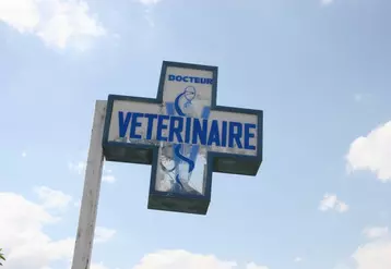 La visite sanitaire est prise en charge par l'État et réalisée par le vétérinaire sanitaire désigné par l’éleveur.