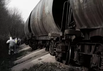Un train de céréales deversé sur les voies ferrées.