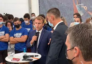 Emmanuel Macron avec des jeunes agriculteurs le 10 septembre 2021 à Terres de Jim