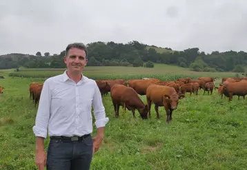 Eric Piolle, actuel maire de Grenoble, et candidat aux primaires écologistes souhaite que la filière de l’élevage se transforme pour aller davantage vers des fermes de petites tailles. 