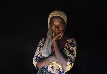 Une femme malawie regarde l'objectif