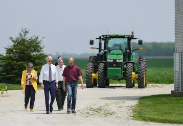 Joe Biden dans une ferme de l'Illinois le 11 mai 2022.