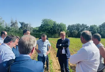 Marc Fesneau a visité samedi 21 mai deux exploitations agricoles du Cher, celle de Franck Thivrier polyculteur-éleveur à Massay et celle de Jean-Michel Rhit à Graçay. 