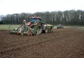 Tracteur réalisant des travaux de semis