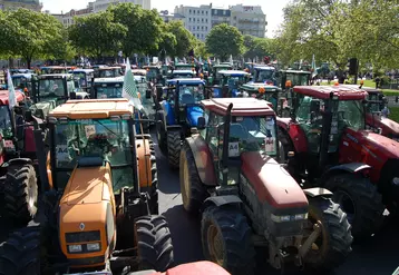 manifestation d'agriculteurs avec leurs tracteurs à Paris