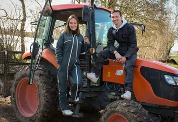 Bastien Couture et sa soeur Sarah sur l'exploitation agricole