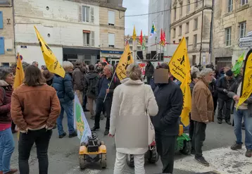 Militants anti-bassines devant le tribunal de Niort le 6 janvier.