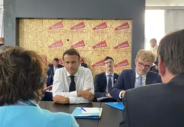 Emmanuel Macron et Marc Fesneau à Terres de Jim le 9 septembre avec les représentants du Caf.