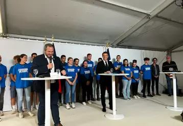 Arnaud Gaillaut, président des Jeunes agriculteurs, et Emmanuel Macron à Terres de Jim.