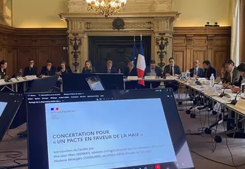 Réunion de lancement de concertation sur le futur pacte en faveur de la haie avec Marc Fesneau et Bérangère Couillard. 