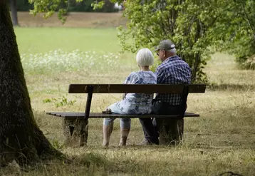 Agriculteurs retraités sur un banc