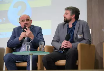 André Bernard, agriculteur et Alexis Guilpart, animateur à France Nature Environnement débattent sur les retenues d'eau.