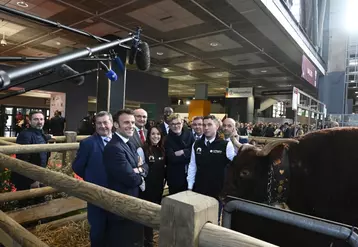 Emmanuel Macron avec Marc Fesneau devant Ovalie et ses éleveurs lors de l'inauguration du salon de l'agriculture.
