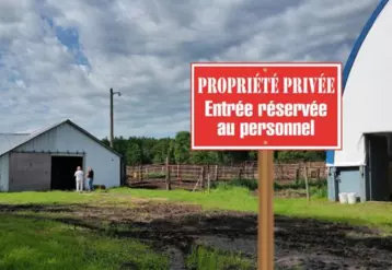 Panneau propriété privée devant un élevage