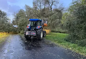Un agriculteur aidant à dégager un route suite à la tempête Ciaran.