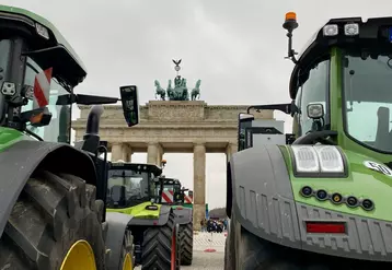Manifestation d'agriculteurs allemands devant la porte de Brandebourg à Berlin